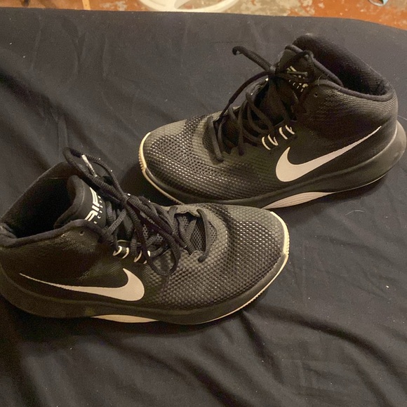 Black and white NIKE Air Precision Court shoes. - Picture 2 of 5